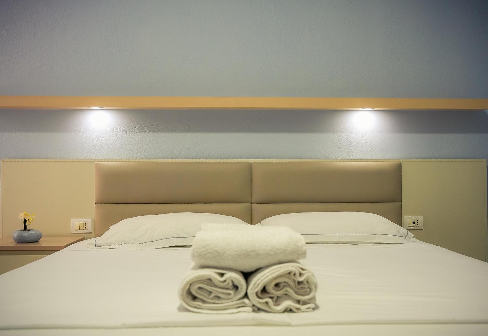 Hotel Andi ดูร์เรส ภายนอก รูปภาพ